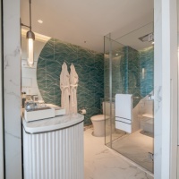 125tMeliaPattayaCity-Deluxe Room Sea View King Bed Bathroom