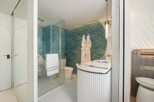 135tMeliaPattayaCity-Premium Room King Bed Bathroom