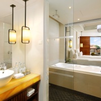 DELUXE-ROOM-Twin-Beds2