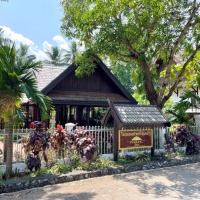 Parasol Blanc Entrance (1)