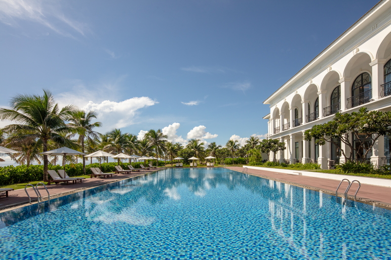 MVPCamRanhBeachResort Pool4 (1)