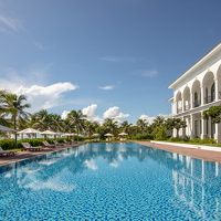 MVPCamRanhBeachResort Pool4 (1)