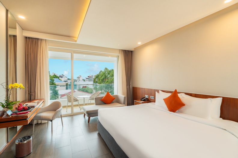 Seashells-PhuQuoc-Classic-City-View-King-Bed1