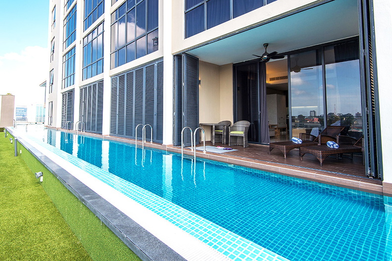 The-Pines-Melaka-Swimming