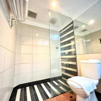 Deluxe Bathroom 