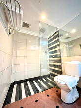 Deluxe Bathroom 